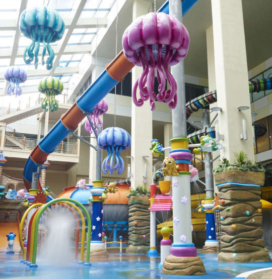 도심 속 패밀리파크 웅진플레이도시(경기도 부천)가 어린이날 황금연휴(5월 1일~5일)를 맞아 어린이와 가족들이 함께 즐기는 '패밀리 페스티벌'을 벌인다. 웅진플레이도시의 워터파크, 스노우파크는 실내 시설 규모가 커서 미세먼지나 황사 걱정 없이 안전하고 즐겁게 이용할 수 있다.   웅진플레이도시 제공